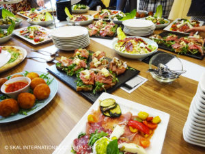 Image représentant un buffet disponible pour les groupes. Nous retrouvons des antipastis, des arancinis, des salades, des pizzas pour passer un moment convivial dans une bonne ambiance, autour d'un bon repas.